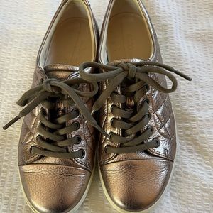 ecco soft women's size 39 gold leather sneakers.